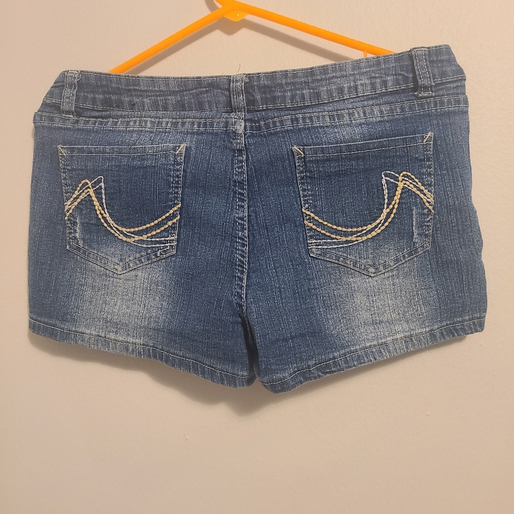 Shorts - Picture 2 of 5